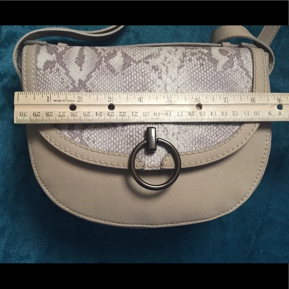 Universal Thread Tan Snakeskin Crossbody New - Picture 6 of 13